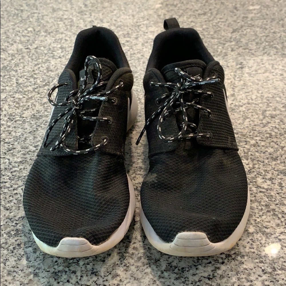 Nike black/white roshe run sneakers